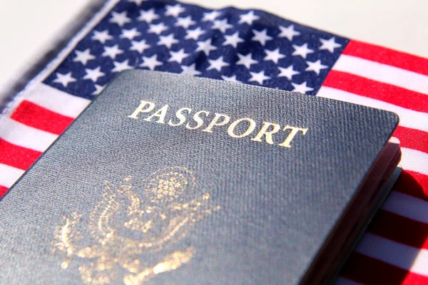 Passaporte dos EUA sobre uma bandeira vermelha, branca e azul — Fotografia de Stock