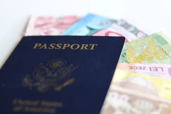 Паспорт США и иностранная валюта — стоковое фото