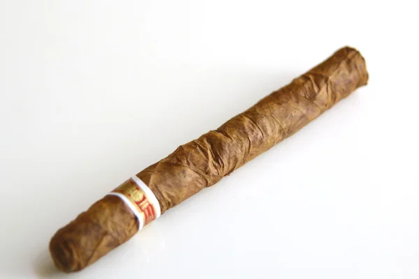 Cigarro cubano de lujo hecho a mano —  Fotos de Stock