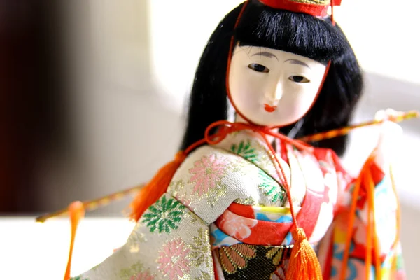 Lalka japońska gejsza w tradycyjnych strojach — Zdjęcie stockowe