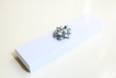 Hediye kutusu izole gümüş şerit yay ile