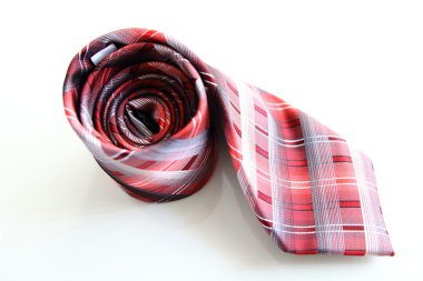 İzole kırmızı ve beyaz çizgili kravat