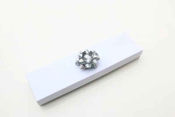 Confezione regalo con fiocco a nastro argento — Foto Stock