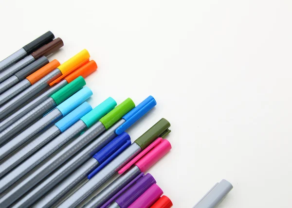 Canetas de marcadores coloridos. Isolado em branco — Fotografia de Stock