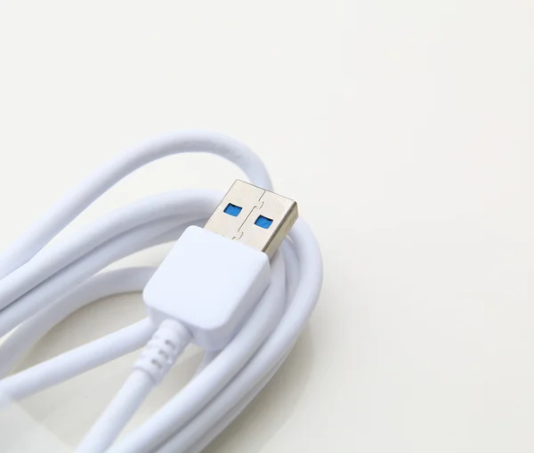 Usb 数据线是白色的孤立 — 图库照片