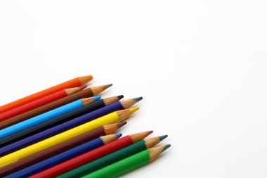 Beyaz arkaplanda izole edilmiş renkli kalemler