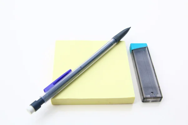 Gul memo post och mekaniska penna — Stockfoto
