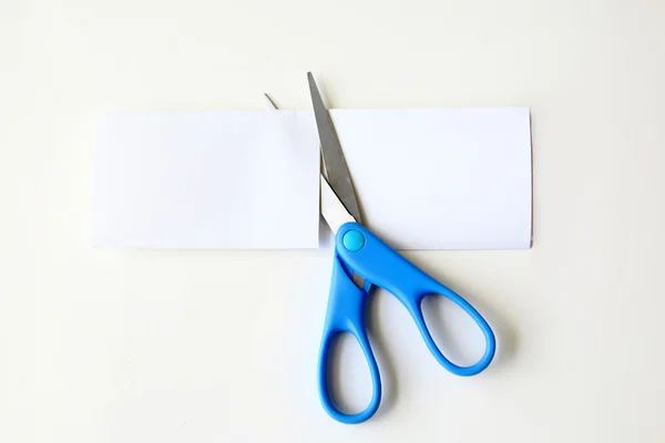 Scissors cutting a paper — Stock Photo, Image