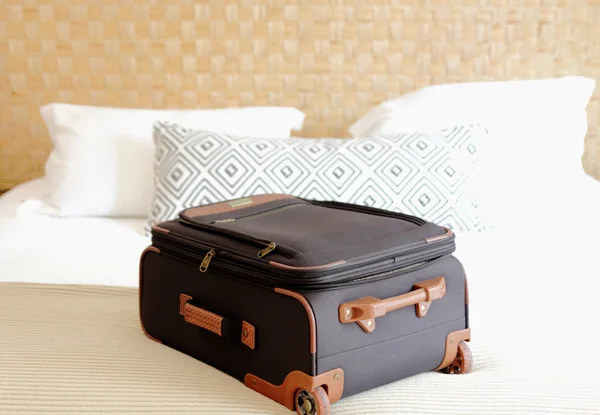 Koffer in Großaufnahme auf dem Bett in einem Hotelzimmer — Stockfoto