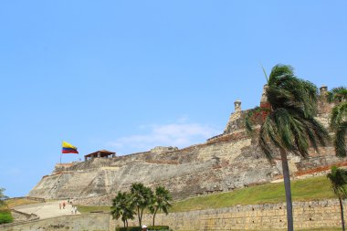 Kolombiyalı bayrak ve kale Castillo San Felipe. 