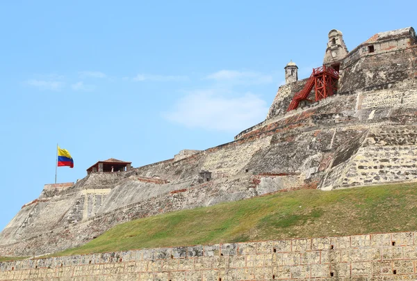 コロンビアの旗、カルタヘナ、コロンビアの Castillo サン Felipe. — ストック写真