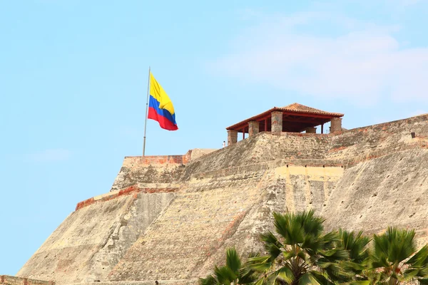 Колумбійський прапор, Castillo San Felipe в Картахене, Колумбія. — стокове фото