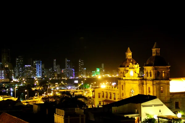 Historiska centrum av Cartagena och boca grande på natten — Stockfoto