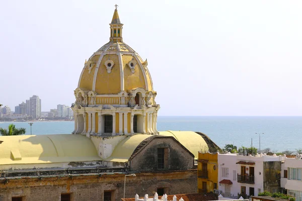 Cúpula de la iglesia de San Pedro en el centro de Cartagena — Foto de Stock