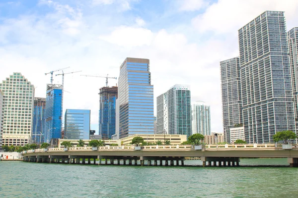 Vista de Miami a lo largo de la bahía de Biscayne desde Brickell Key . — Foto de Stock