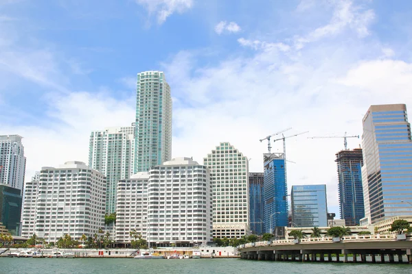 Línea del horizonte de Miami, Florida desde Brickell Key . — Foto de Stock