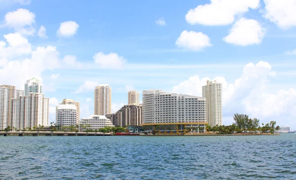 Miami utsikten längs Biscayne Bay från Brickell Key. — Stockfoto