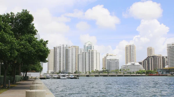 Línea del horizonte de Miami, Florida desde Brickell Key . — Foto de Stock