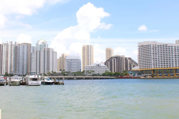 Vista del centro de Miami a lo largo de la bahía de Biscayne desde Brickell Key — Foto de Stock