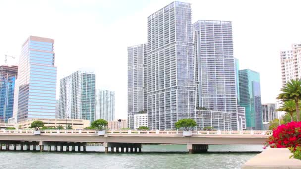 Vista del centro de Miami a lo largo de la bahía de Biscayne desde Brickell Key — Vídeos de Stock