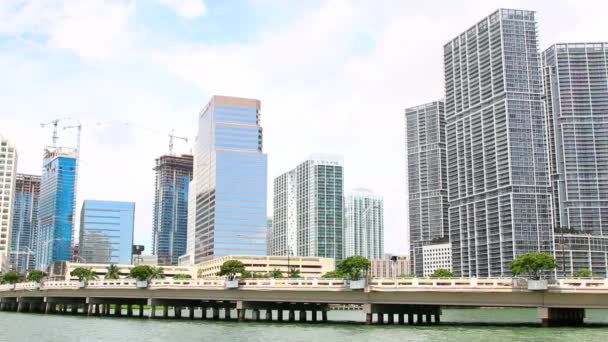 Vista del centro de Miami a lo largo de la bahía de Biscayne desde Brickell Key — Vídeos de Stock