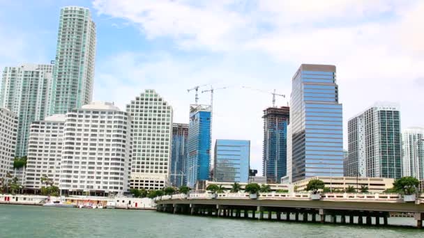 El horizonte de Miami, Florida desde Brickell Key. Estados Unidos — Vídeo de stock