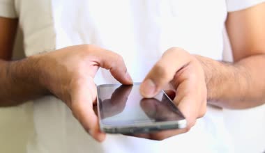 Holding ve iş smartphone kullanarak eller