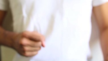 Kameraya gösteren bir el. istiyoruz.