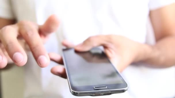 Händerna på en smart telefon — Stockvideo