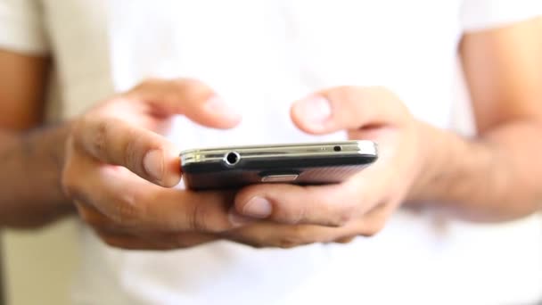 Mãos digitando mensagens de texto rápidas no telefone inteligente — Vídeo de Stock