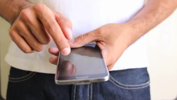 Teléfono inteligente haciendo gestos de la mano — Vídeos de Stock