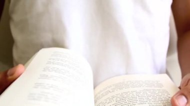 Sayfaları çevirme. el ve kitap