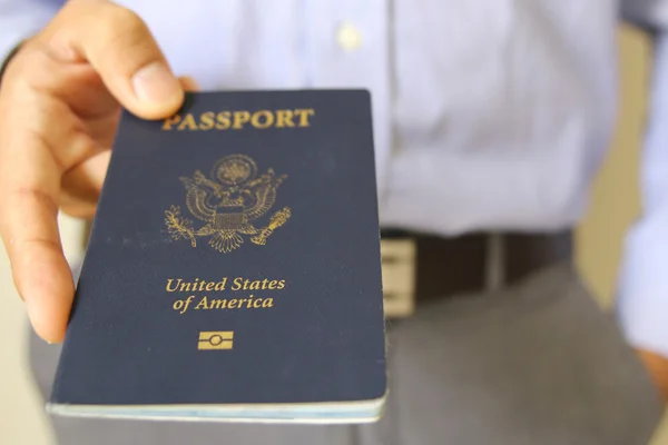 Imagem de uma mão de pessoas segurando um passaporte. conceito de viagem — Fotografia de Stock