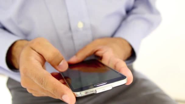 Close up of a man using mobile smart phone. — Stock Video