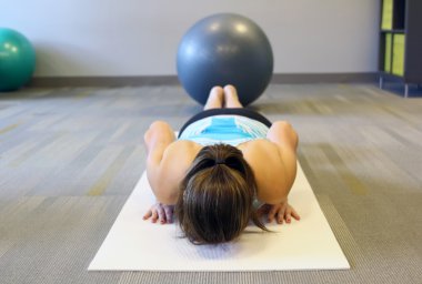 Kadın yoga excersise beyaz mat