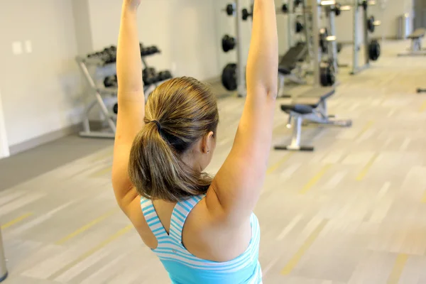 Gimnasio haciendo aeróbic, yoga o calentamiento —  Fotos de Stock