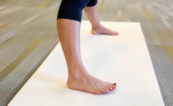 Kaukasische erwachsene Frau im Yoga-Kurs. — Stockfoto