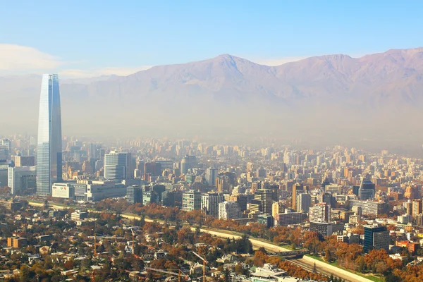 Santiago, capital de Chile bajo la niebla de la mañana — Foto de Stock