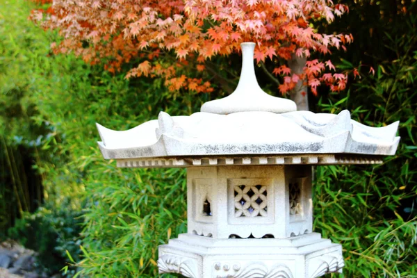 A Stone Lantern And The Garden With Maple — Zdjęcie stockowe