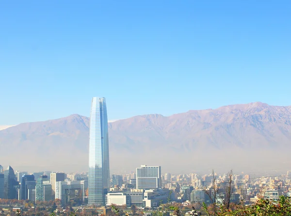 Santiago, capital do Chile sob nevoeiro matutino — Fotografia de Stock