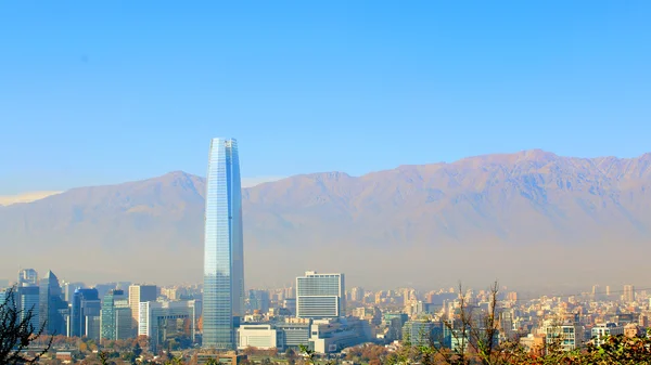 Santiago, capital do Chile sob nevoeiro matutino — Fotografia de Stock