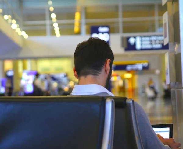 Homme d'affaires au terminal de l'aéroport avec un ordinateur portable — Photo