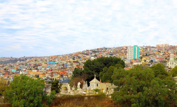 Färgglada byggnader på kullarna i Valparaiso, Chile — Stockfoto