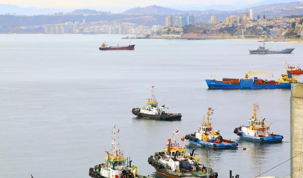 Valparaiso, Chile-10. června: rušný přístav nákladu. Valparaiso, — Stock fotografie