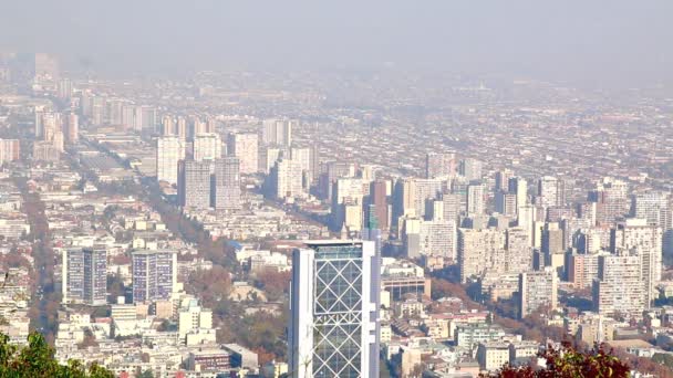Santiago, Chili. Uitzicht vanaf Cerro San Cristobal. Op de achtergrond, het Andes gebergte. — Stockvideo