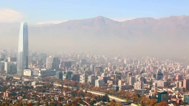 Santiago, chili. Blick vom cerro san cristobal. Im Hintergrund die Anden-Berge. — Stockvideo