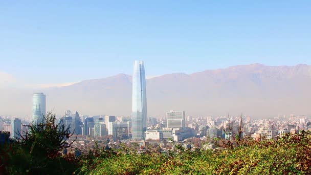 サンティアゴ チリセロ・サン・クリストバルからの眺め。背景には、アンデス山脈. — ストック動画