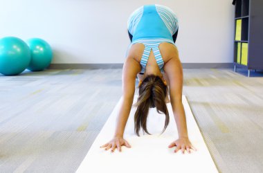 Yoga yaparken genç güzel kadın