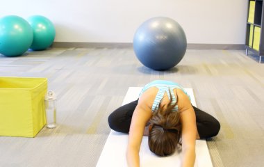 Yoga yaparken genç güzel kadın