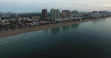 Fort Lauderdale Beach manzara okyanus. Hava video